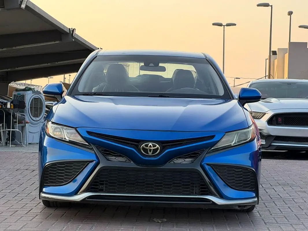 Toyota Camry 2019 — photo 1 of 8