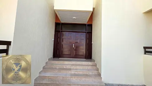 فيلا مكونة من طابقين بهم اربع غرف اتنين ماستر اتنين صالون مساحه كبيره مجلس تناول عشاء مساحه كبيرة حوش واسع ملحق خارجى بحمام