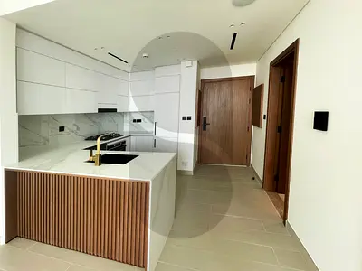 شقة واسعة بغرفة نوم واحدة | جاهزة للسكن | طابق مرتفع | حمامان | شرفة | قرية جميرا الدائرية (JVC)