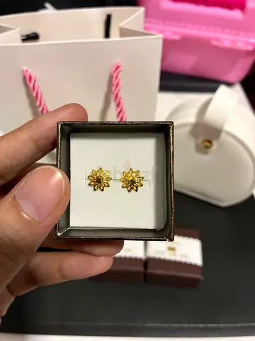 18K Real Gold Flower Screw Earring (very lightweight)