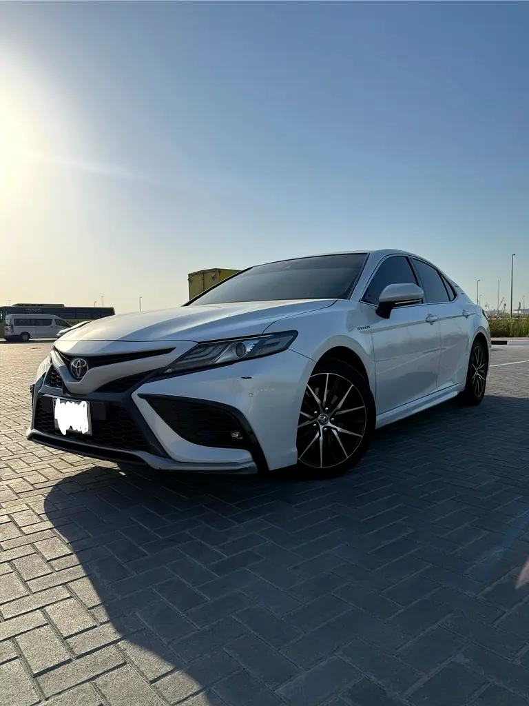 Toyota Camry 2023 — photo 1 of 9