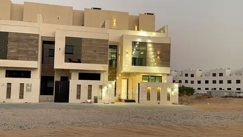 فيلا للبيع بالحليو على الشارع الرئيسي – ارتداد كبير | طابقين ورووف | أرض 1722 قدم | بناء 3300 قدم | 5 غرف نوم ماستر | مجلس وصالة بالمغاسل | مطبخ مودرن