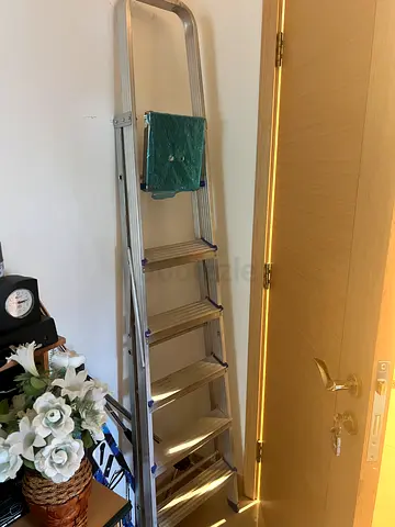 Aluminium Extendable Ladder - Lightweight, Good Condition