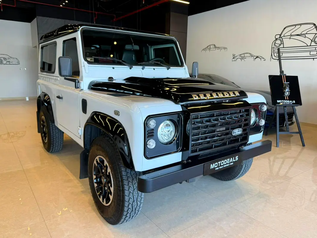 Land Rover Defender 2016 — photo 1 of 8