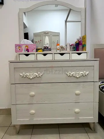 Light grey wooden dresser with mirror and 4 drawers - good condition