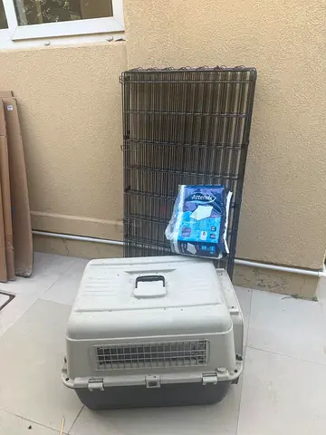 Large plastic pet carrier with metal playpen panels and puppy pads - good condition
