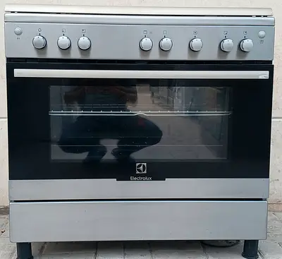 90×60 gas cooker ELECTROLUX with 5 burners. Working good.