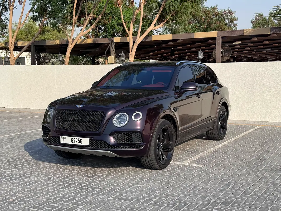 Bentley Bentayga 2018 — photo 1 of 9