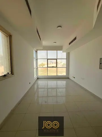 استوديو واسع للإيجار | مطبخ منفصل | تكييف مركزي | قريب من كورنيش عجمان ومحطة الباصات | ليوارة 1