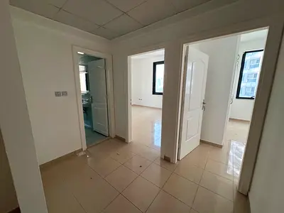 شقه غرفتين وصاله للاتيجار السنوي بالمجاز3مع 2حمام تكييف مركزي خزائن مدمجه بالحائط