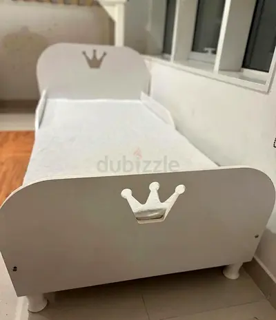 White Toddler Bed with Crown Cutout - excellent Condition