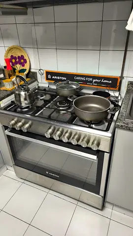 Ariston Gas Cooker with 5 Burners and Large Oven