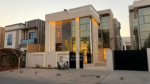 For sale: A villa boasting a strategic location close to all services, schools, and shopping centers. Featuring a two-story swimming pool and a roofto
