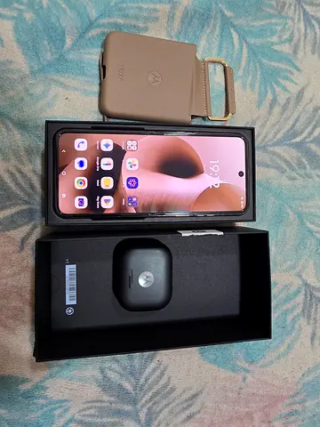 Brand new moto razr ultra 60 512gb/16gb UAE version for sale under warranty.
