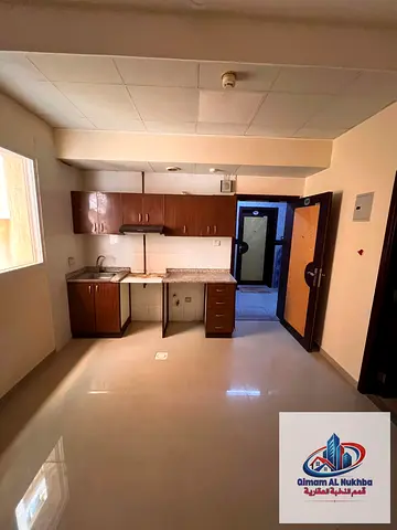 النباعة – الشارقة أجمل استوديو بمساحة كبيرة وتشطيبات سوبر لوكس، داخل بناية نظيفة بموقع استراتيجي مميز قريب من جميع الخدمات، مع سهولة الوصول إل