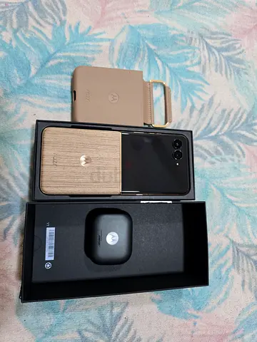 Brand new moto razr ultra 60 512gb/16gb UAE version for sale under warranty.