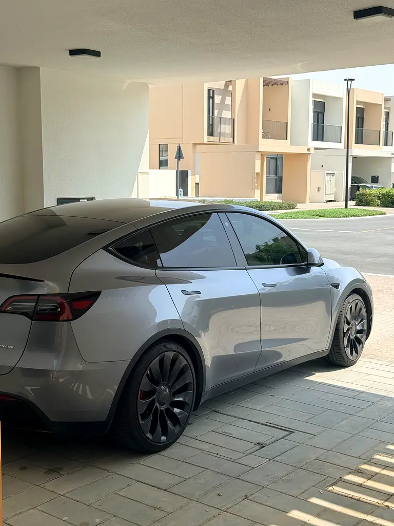 Tesla Model Y 2023 — photo 1 of 9