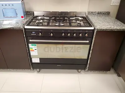 Smeg black 5 burner top gas with electric oven cocker