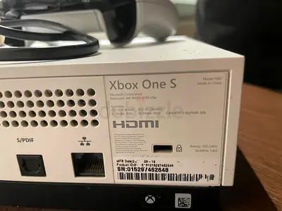 Xbox One S console - good working condition, white (with controller)