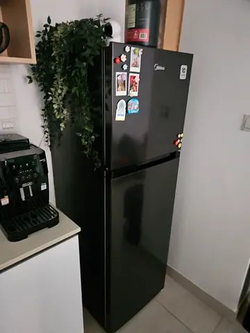 Black Midea Top-Freezer Refrigerator - Good Working Condition