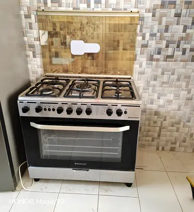 Used Westpoint 5-burner Gas Range with Oven - very good Condition
