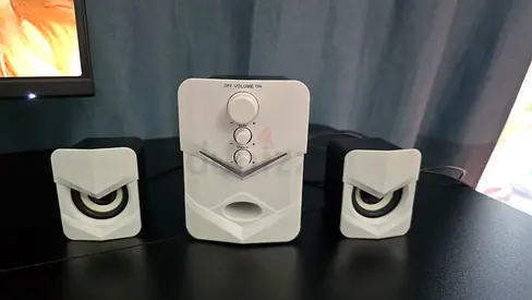 Compact white 2.1 desktop speaker set with subwoofer excellent condition