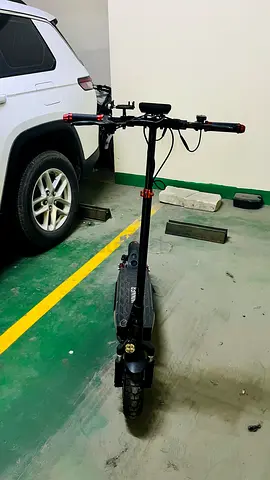 Used adult electric scooter — sturdy commuter with fat tires- urgent sale.