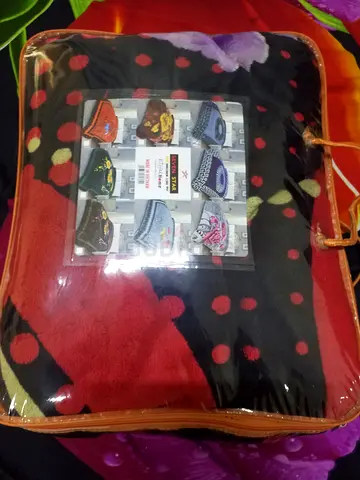 Queen-sized floral patterned blanket / comforter - like new, packaged full size 220 x 200