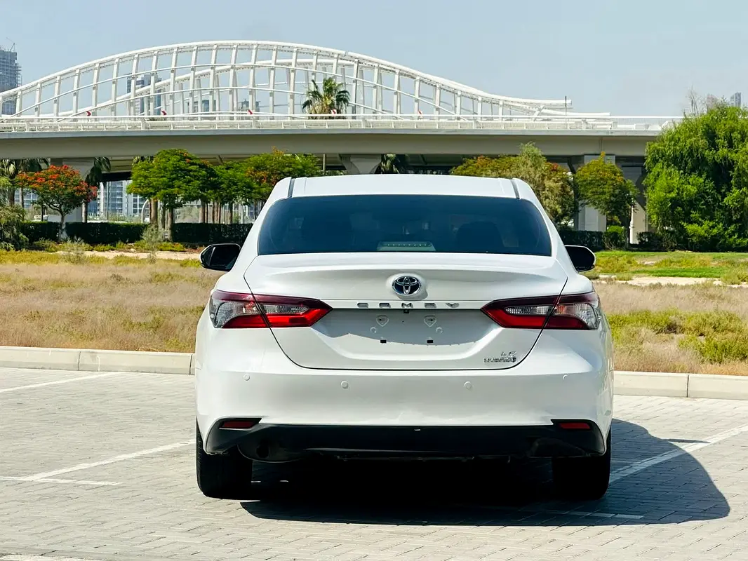 Toyota Camry 2021 — photo 1 of 8