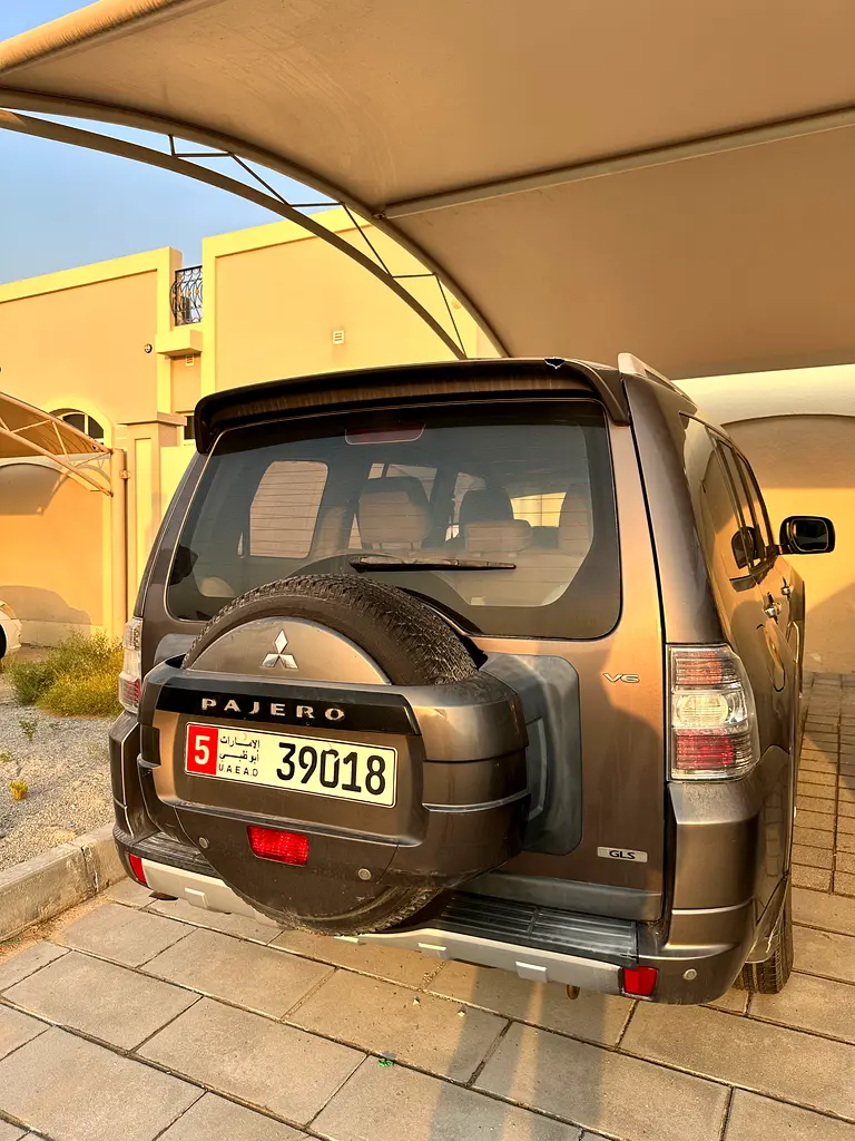 Mitsubishi Pajero 2011 — photo 1 of 3