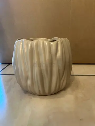 2 White textured ceramic planters / decorative pots
