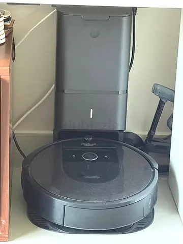 iRobot Roomba Robot Vacuum i7 Plus with Auto-Empty Dock - Good Condition