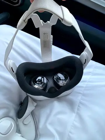 Used Oculus/Meta Quest-style VR Headset in Good Condition