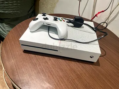 Xbox One S console - good working condition, white (with controller)