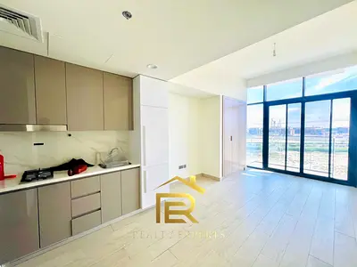 SPACIOUS STUDIO | POOL VIEW | FITTED KITCHEN