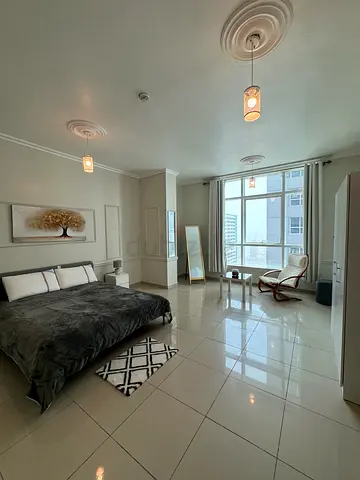 !!Like STODIO! Chic MASTER ROOM in apartment. 2 tenants only in house . Available parking.