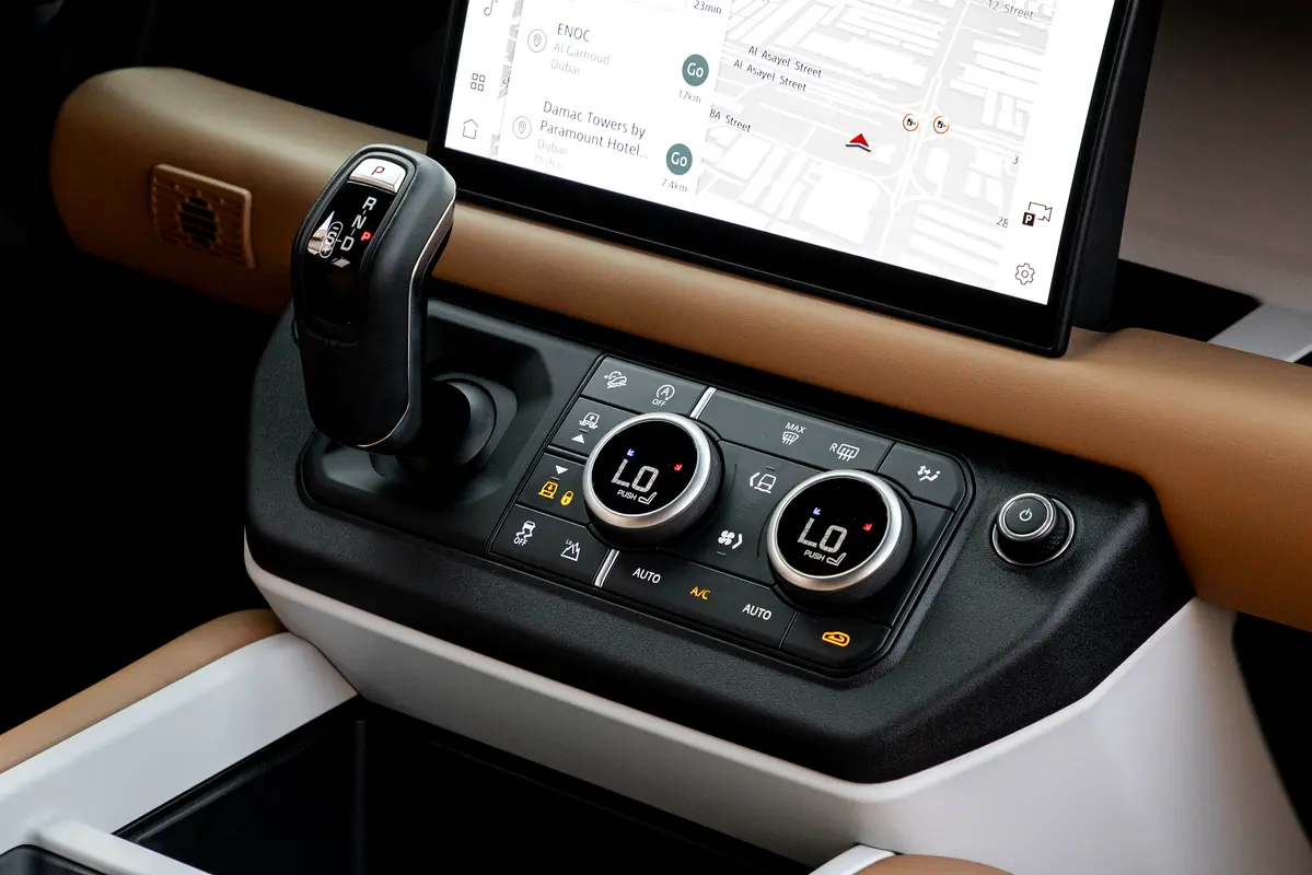 Land Rover Defender 2025