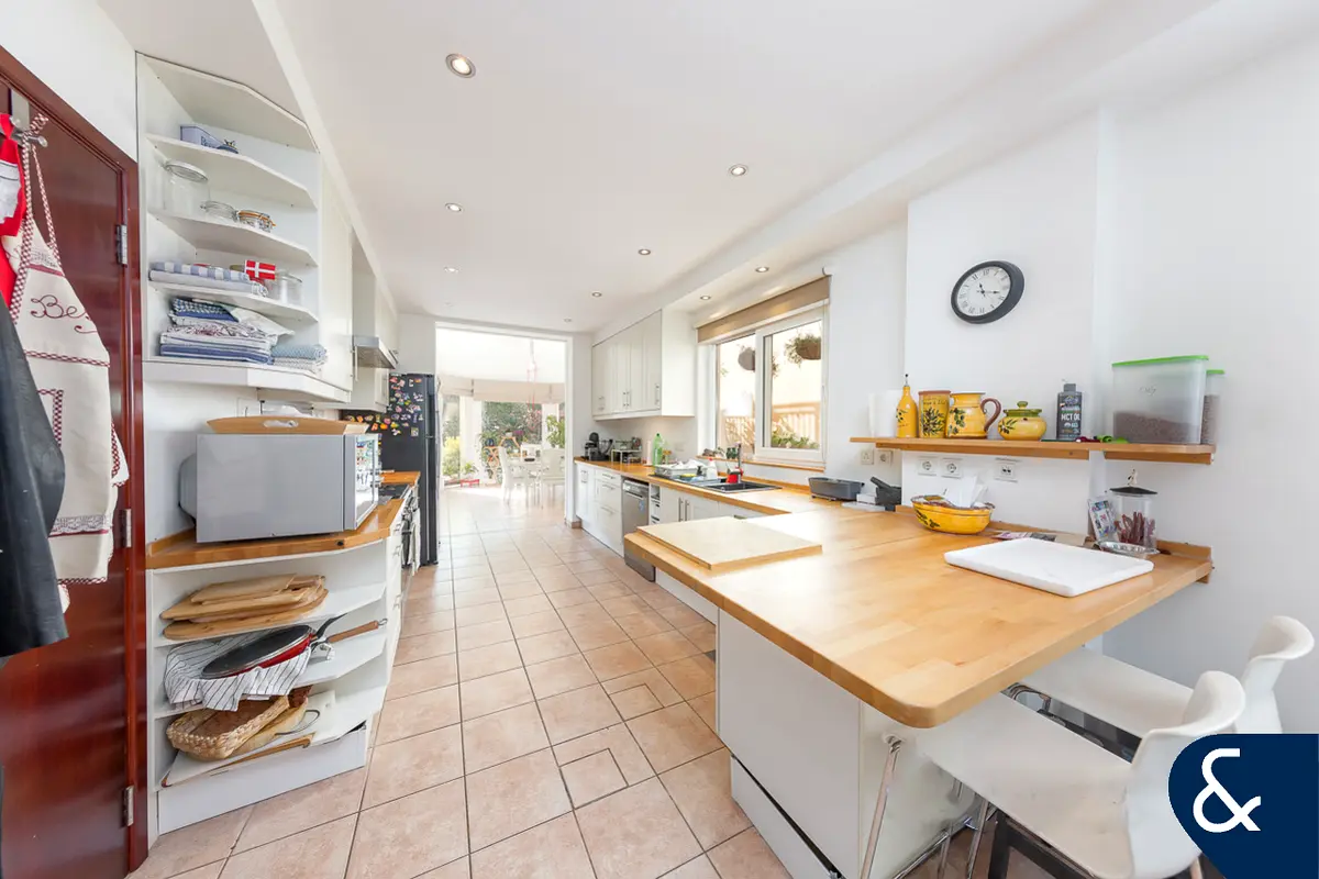 Upgraded Townhouse | Unfurnished | Immaculate