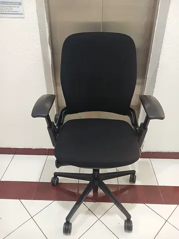 For selling steel case Office Chair ergonomic Black Mesh excellent condition