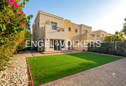 Corner | Well Maintained | Big Plot | 3E