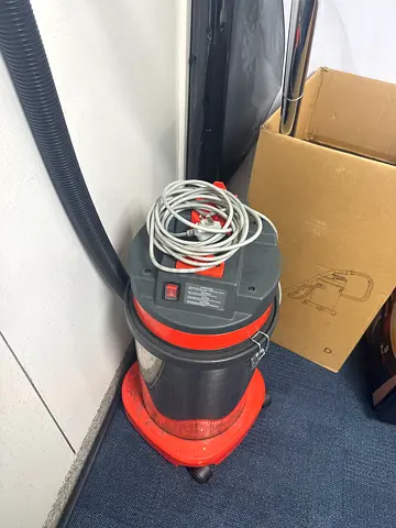 Used wet/dry shop vacuum cleaner - sturdy canister vacuum