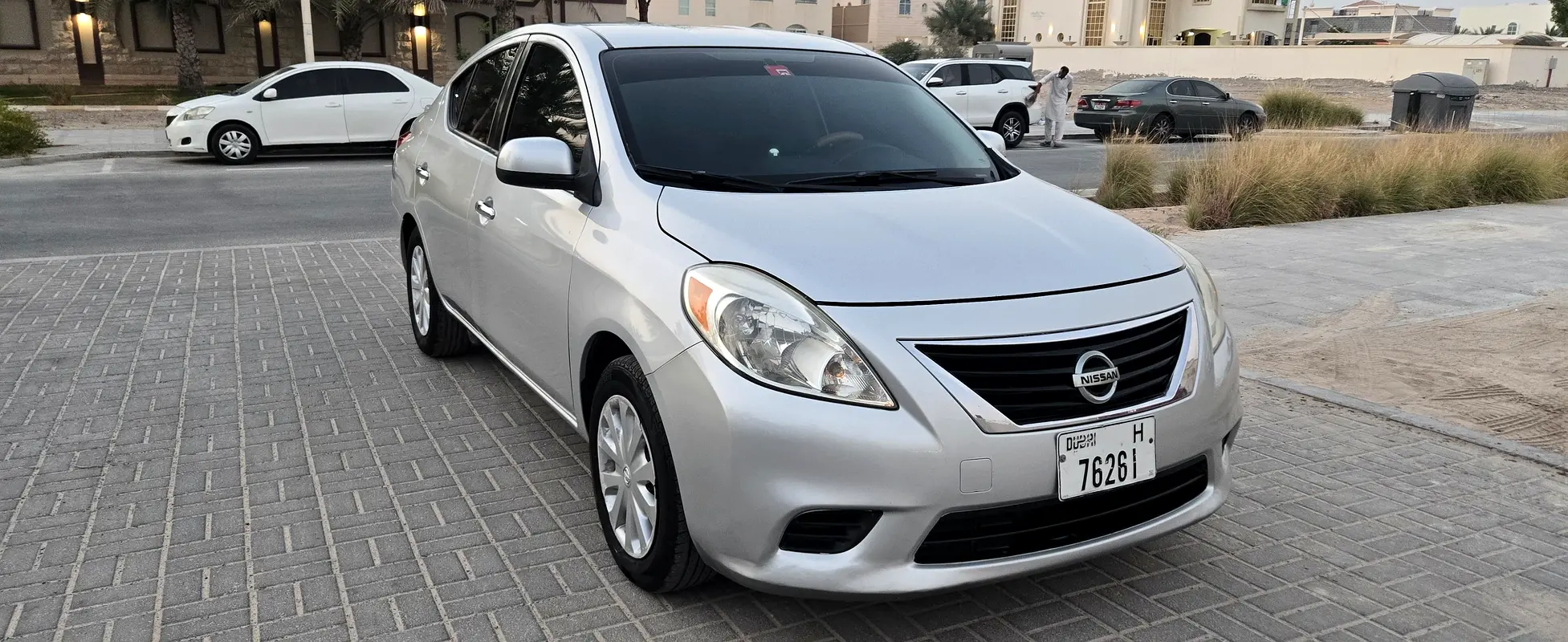Nissan Versa 2013 — photo 1 of 9