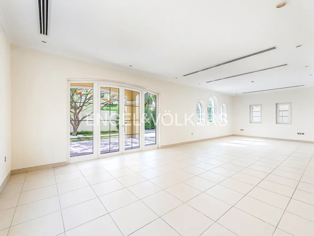 Vacant | Internal | With Pool | Upgraded