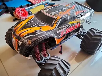 Traxxas T-Maxx Classic 4-Wheel Drive Gas  Battery Powered