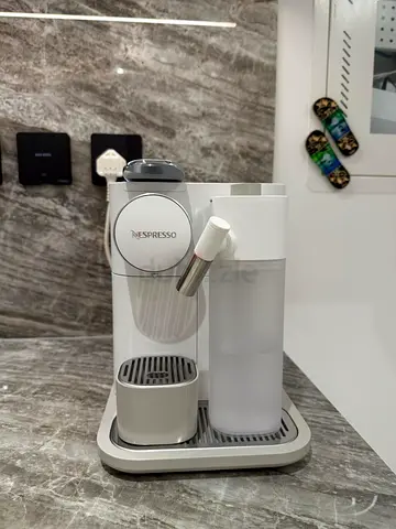 Nespresso Lattissima One Coffee Machine – White – Excellent Condition