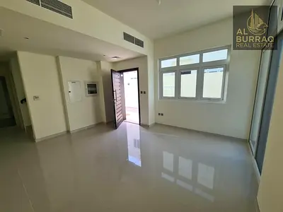 Single Row | Corner Unit | Huge and Spacious