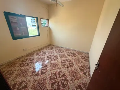 فرصة مميزة للسكن في موقع قريب من كورنيش عجمان، شقة غرفتين وصالة بمساحة مريحة وسعر مميز، تقع في ثاني صف من الكورنيش