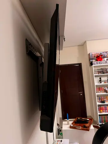 Slim 32-inch LED TV mounted on wall - Good working condition