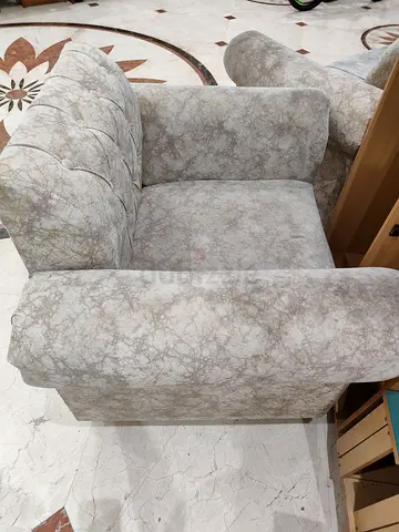 5 seater Sofaset 3+1+1 - light patterned fabric, good condition with tea table