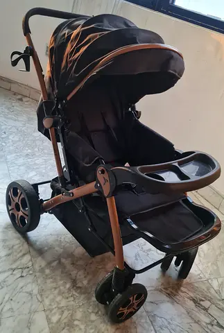 Stroller in good condition, sturdy frame bottle holder and storage basket with 4 wheen brakes